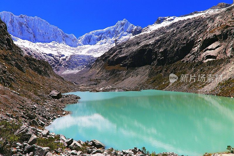 秘鲁安第斯山脉，拉古纳·拉卡湖，冰川和白雪皑皑的布兰卡山脉