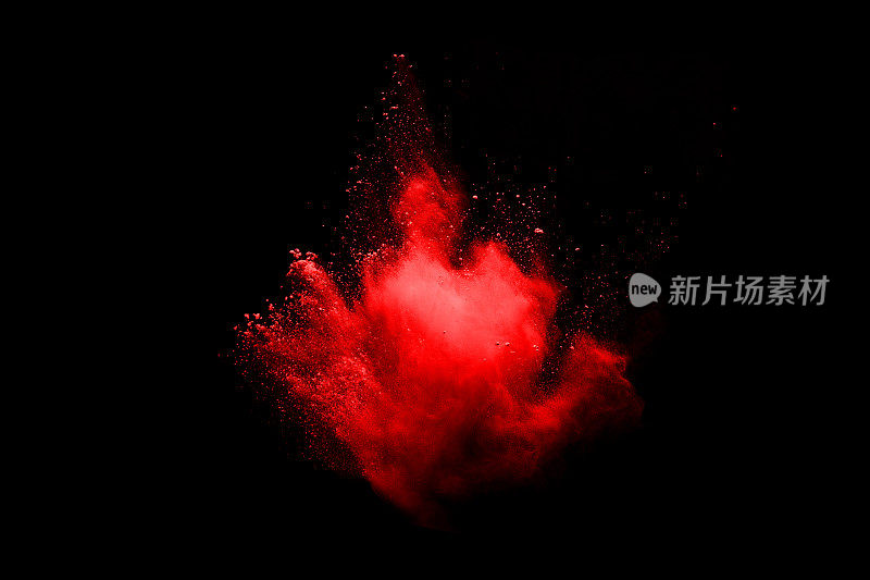 摘要红色粉末在黑色背景上爆炸。抽象的红色粉末溅在黑色背景上。冻结运动的红色粉末爆炸。