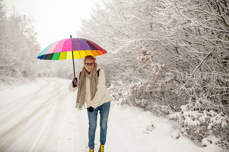 冬天的肖像年轻美丽的女人在雪。下雪的冬天美丽时尚的概念。