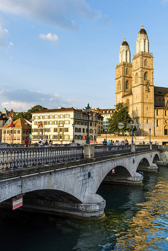 瑞士苏黎世利马特河畔城市的格罗斯蒙斯特大教堂