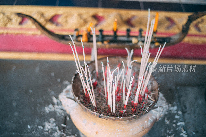 泰国宋克拉，红卡寺，在香炉中燃烧香烛和烟