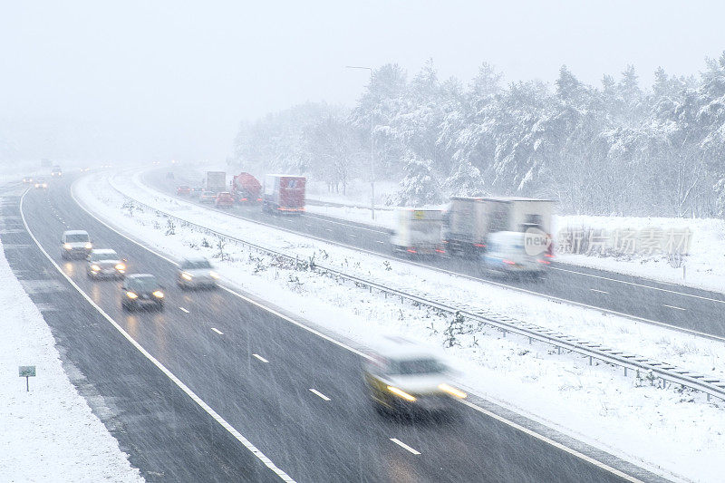 冬季暴风雪期间高速公路上的交通