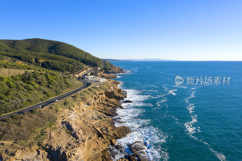 无人机拍摄的意大利托斯卡纳海岸公路