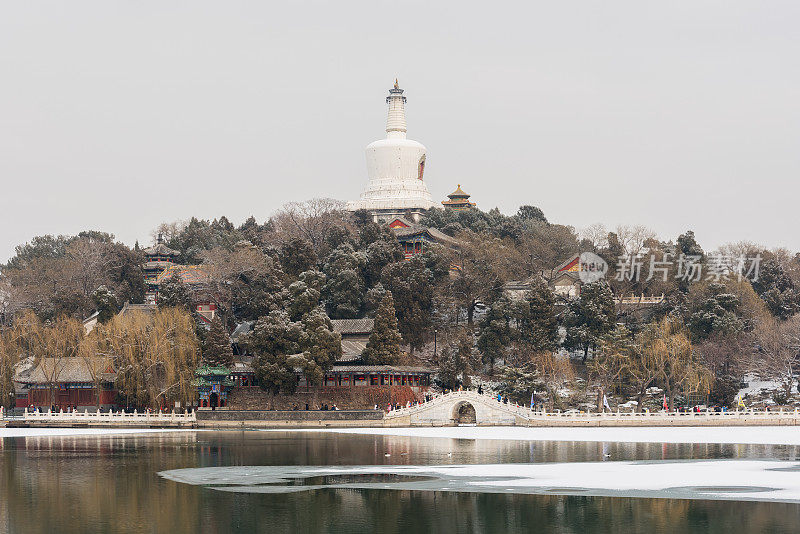 北海公园在中国北京的雪地里