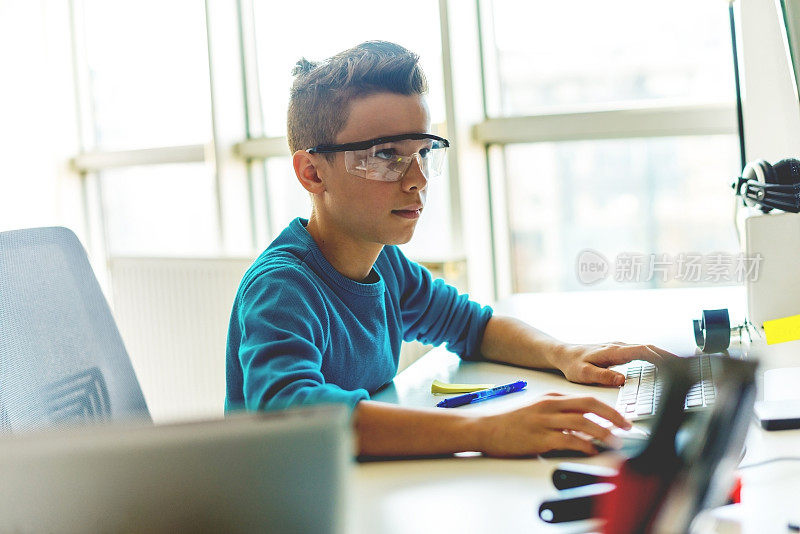 十几岁的男孩在电脑上工作