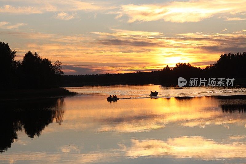 瑞典拉涅河上的午夜太阳