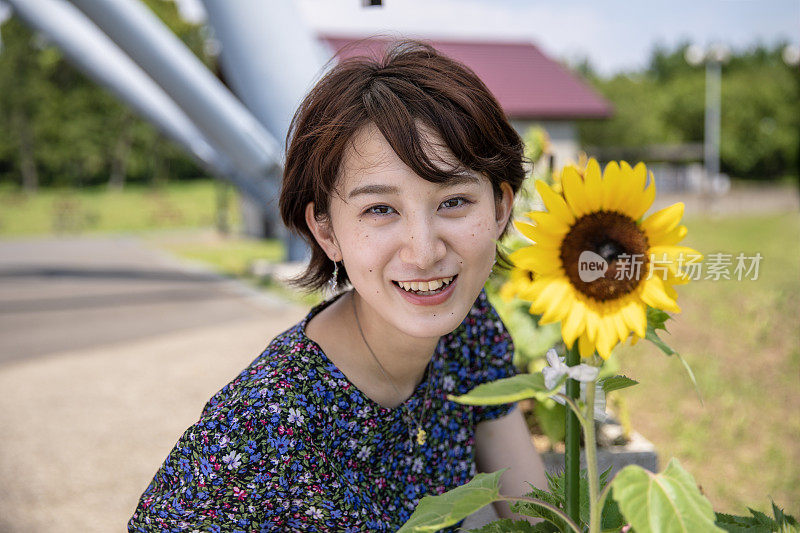 年轻女子与向日葵的肖像