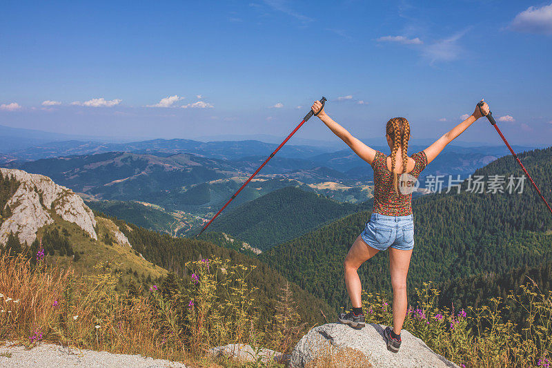 徒步旅行的女人