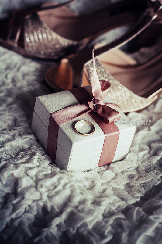 女人的凉鞋，金戒指和礼物