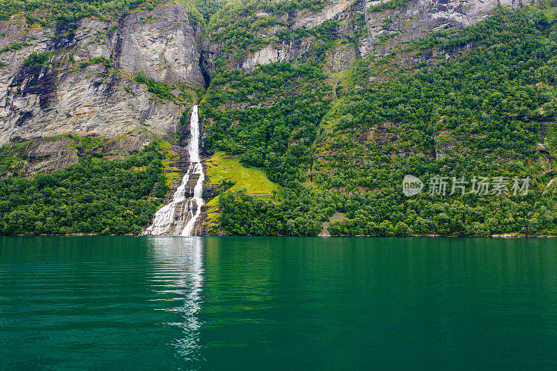 挪威盖兰格峡湾瀑布宁静的景色