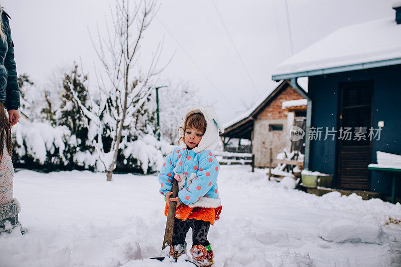 快乐的妈妈喜欢和她的孩子在雪地里玩