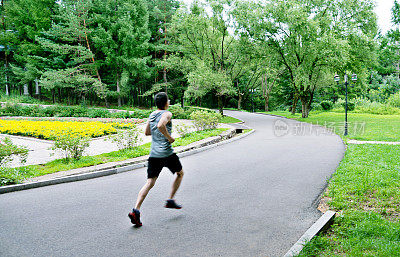 在公园里跑步的人