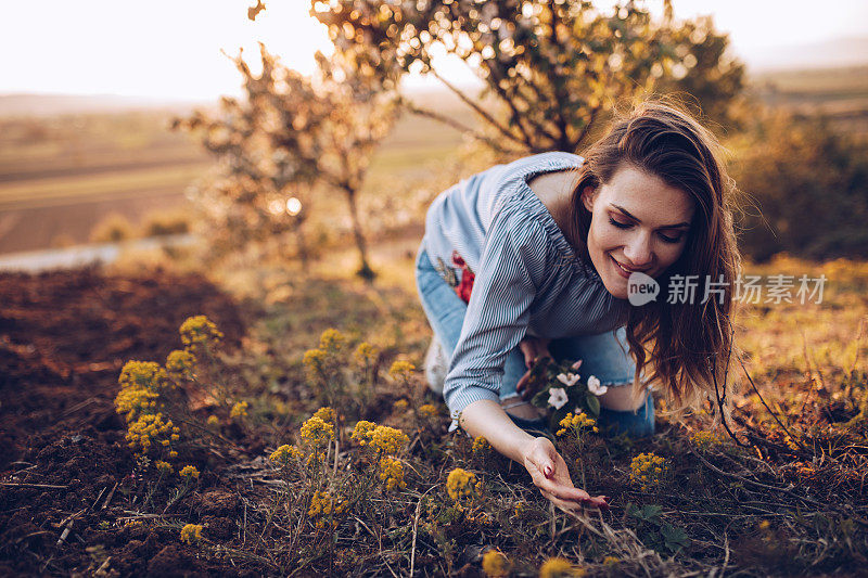 女孩在春天的樱花园