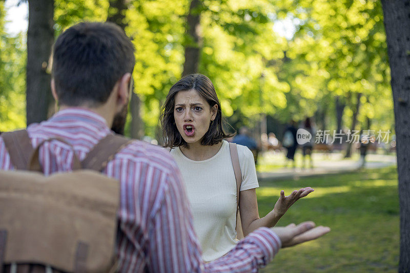 一对年轻夫妇在公园里吵架