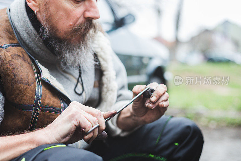 DIY古董车盘式刹车片更换，滑动销保护橡胶密封