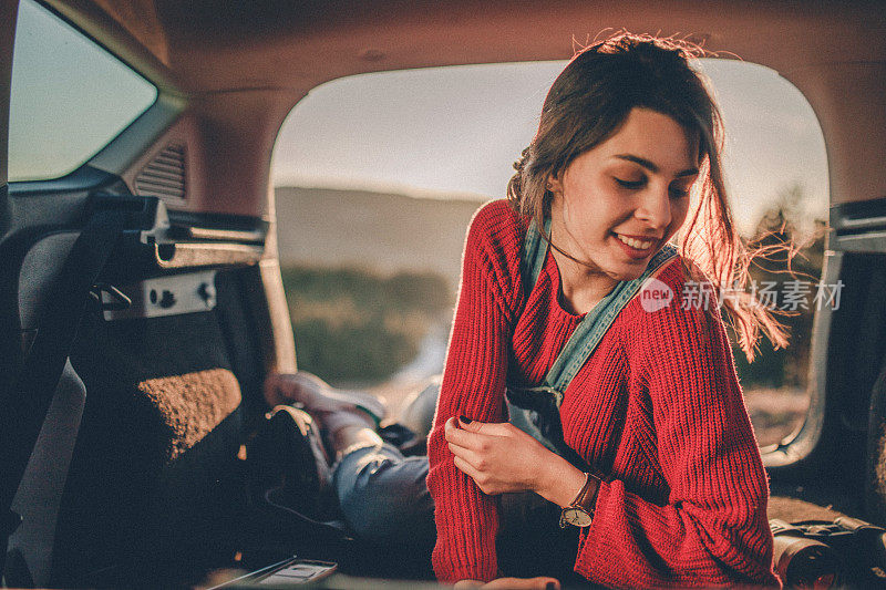 在大自然中欣赏日落的女人