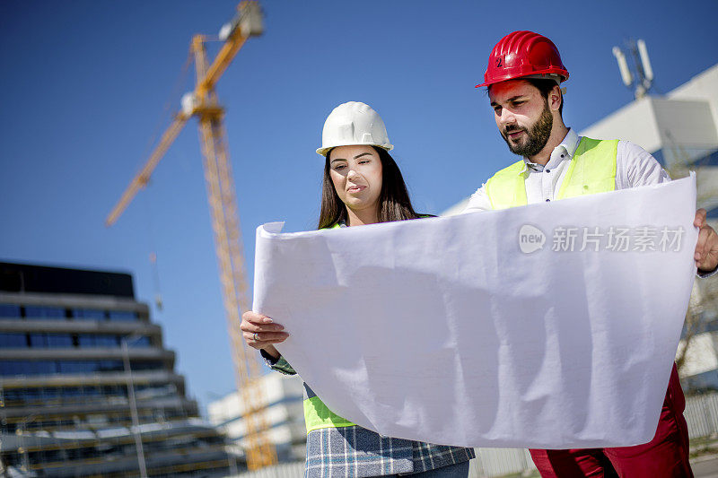 建筑师在现场一起分析蓝图