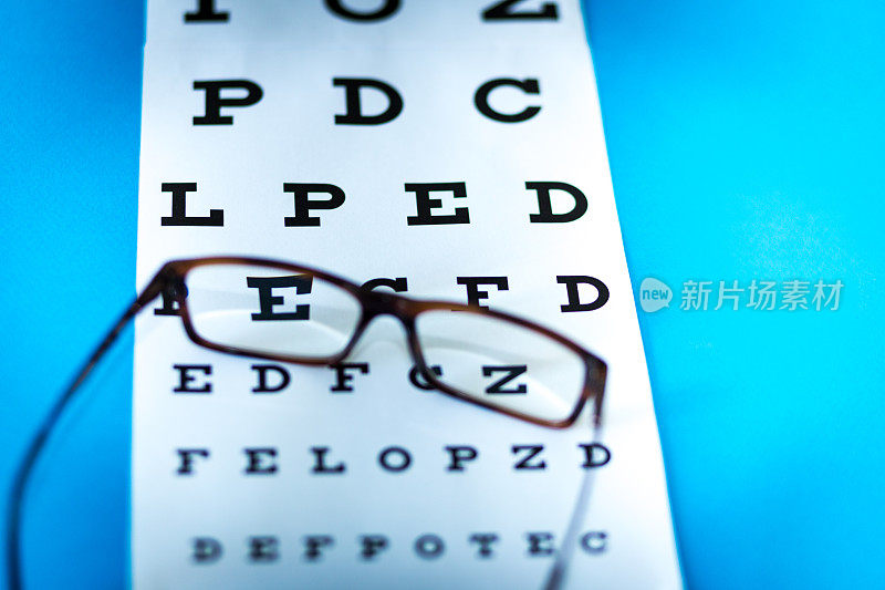 眼科检查和眼镜在医学眼科检查表上的视觉概念