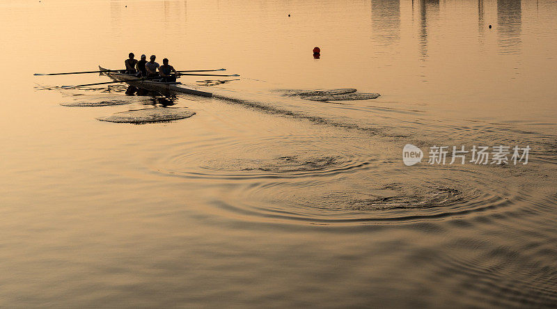 四人划艇队练习赛艇