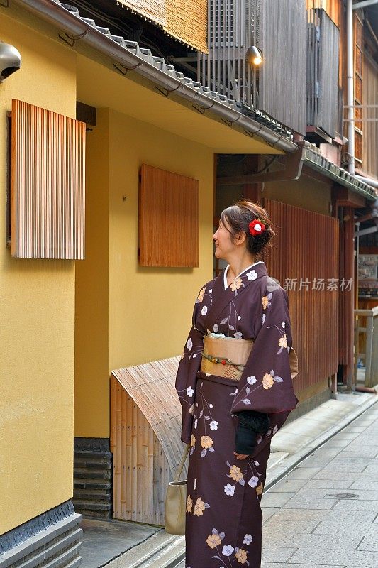 穿着和服的日本妇女行走在京都的老城区