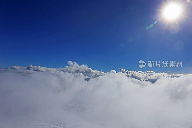 波斯尼亚和黑塞哥维那比耶拉斯尼斯山的云层上方