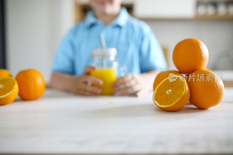 孩子喝新鲜橙汁
