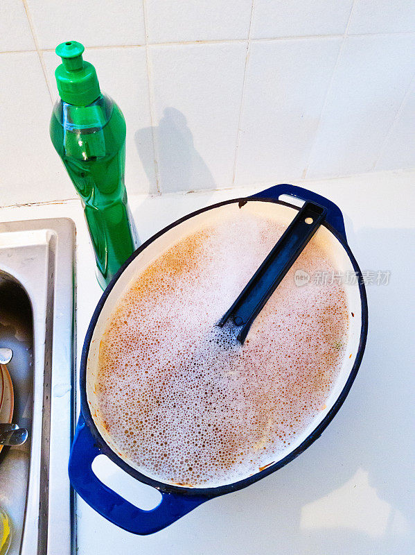 用洗碗液和肥皂水浸泡砂锅