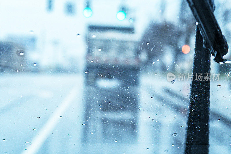 模糊的冬雨和雨夹雪风暴挡风玻璃刮水器