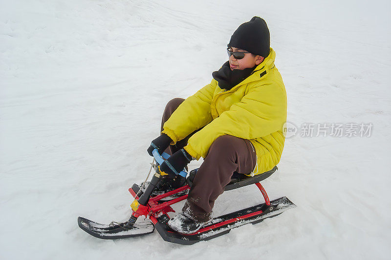 滑雪橇上的少年