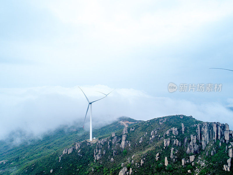 鸟瞰图风力涡轮机在阳光明媚的早晨