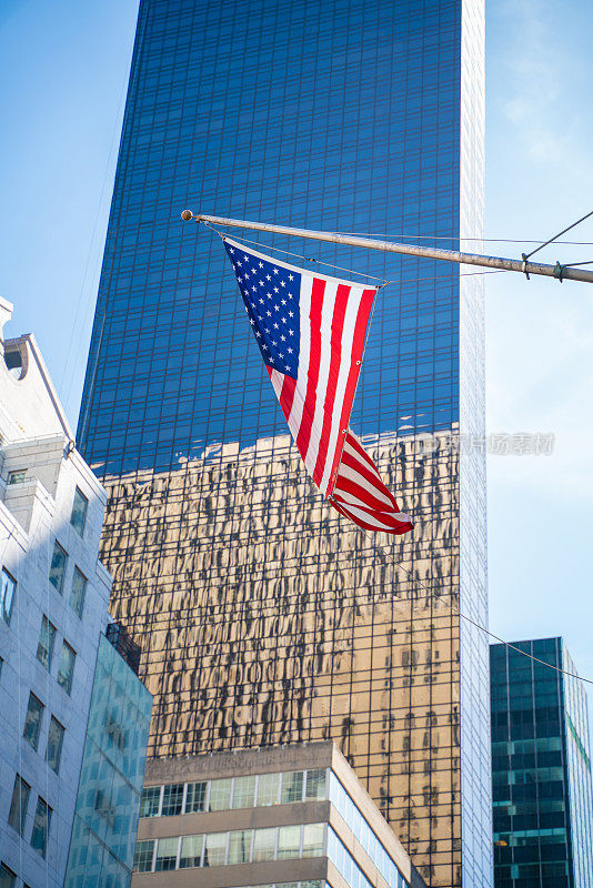 纽约的建筑玻璃反射和美国国旗