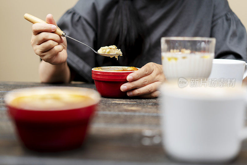 自制桃子挞，蜂蜜酸奶和咖啡