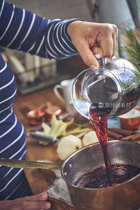 黑巧克力红酒水煮梨