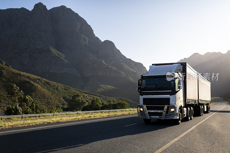 卡车在高速公路上开过山口