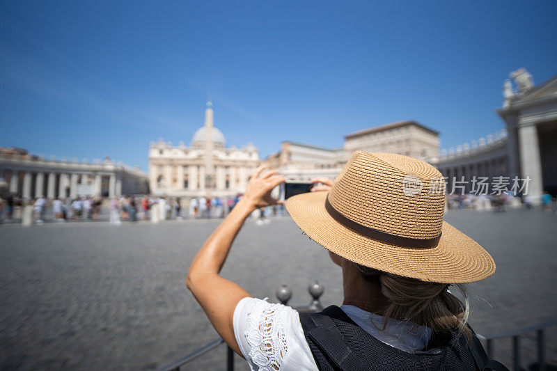 在罗马观光旅游中拍照的女人