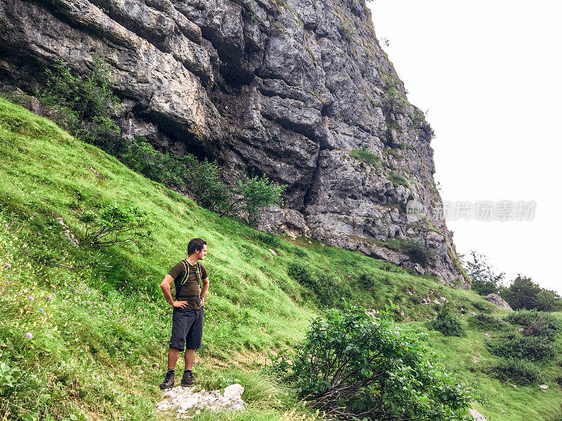 年轻人在山上徒步旅行以放松自己