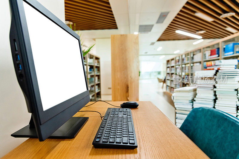 现代图书馆的电脑和书架
