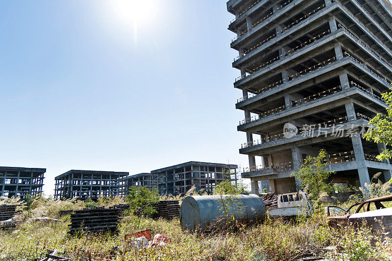 废弃建筑工地杂草丛生