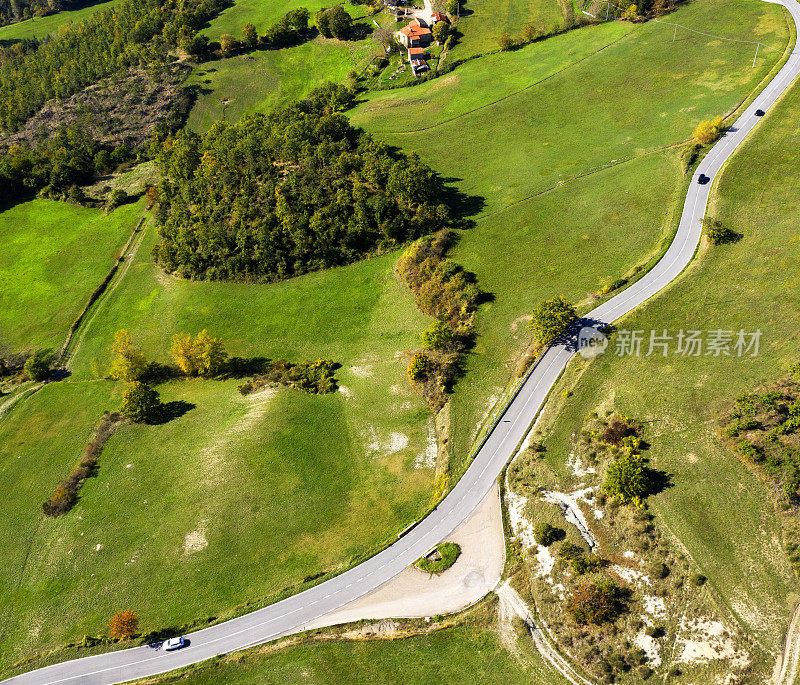 鸟瞰图的乡村道路基安蒂地区，托斯卡纳，意大利