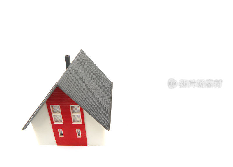 白色背景上的微型模型红色房子