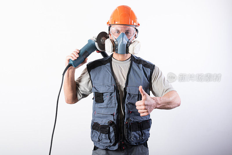 一个戴着头盔，戴着呼吸器，肩上扛着角磨器的建筑工人。显示一个类标志。