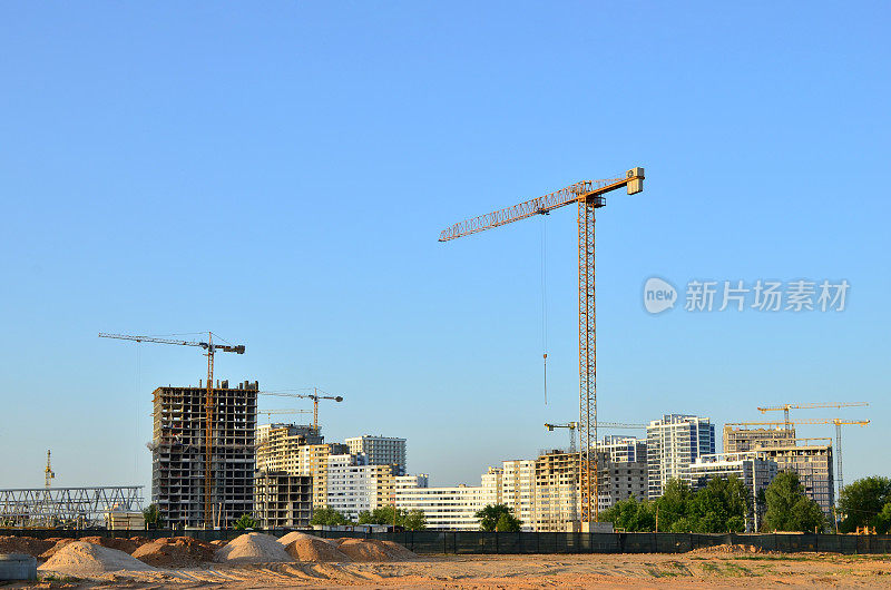 塔吊在建筑工地建造一座新建筑。改造方案，建筑行业概念。城市总水管、卫生下水道、雨水沟系统的安装