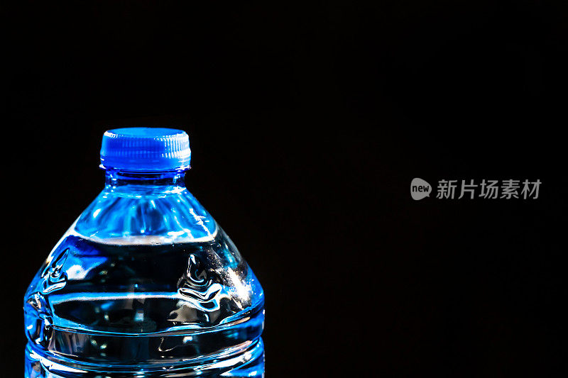 黑色背景上的透明塑料水瓶