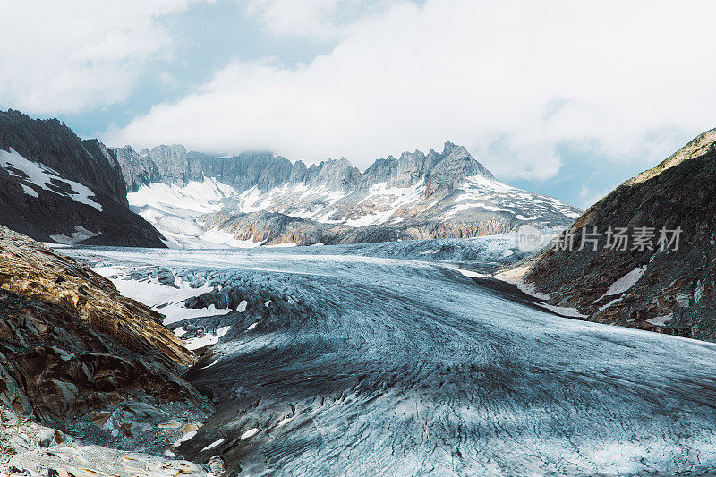美丽的蓝色冰川，山脉和蓝绿色的湖在瑞士