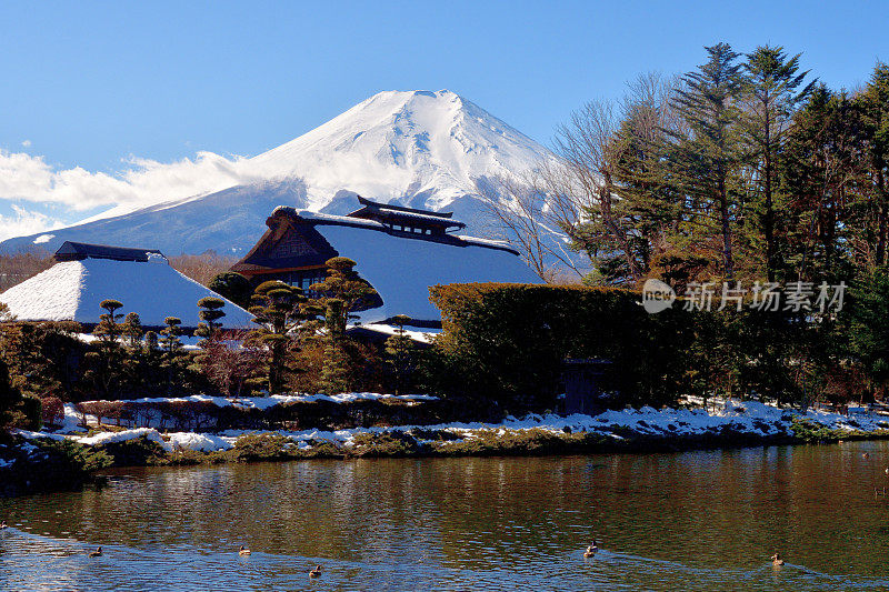 白雪覆盖的富士山，摄于山梨县大野hakkai