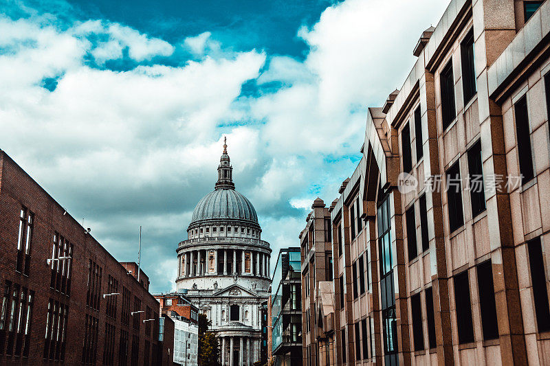 英国伦敦圣保罗大教堂周围的圆顶和建筑