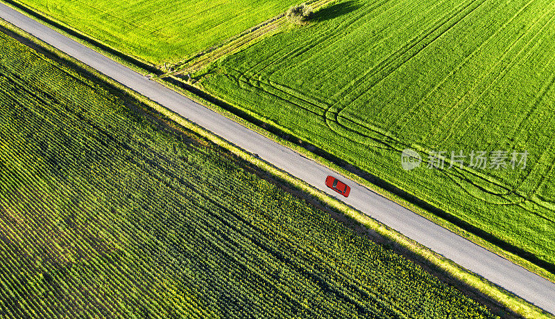 汽车在乡村公路上行驶的鸟瞰图