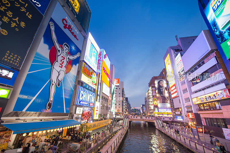 在日本大阪的道顿堀，五颜六色的广告牌照亮了大阪夜市周围的商店和零售店