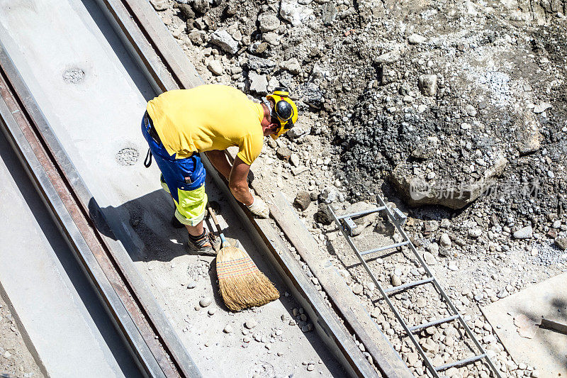 在瑞士伯尔尼老城，一名建筑工人正在清理建筑工地