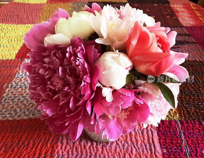 牡丹花束，七彩剪花绗缝桌布装饰